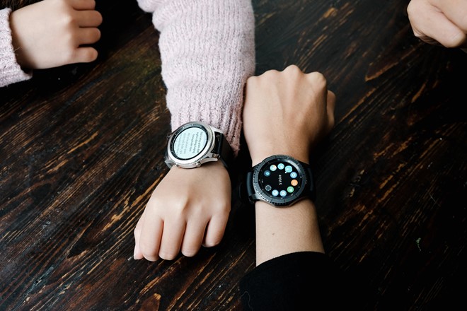 Đồng hồ thông minh Samsung Gear S3 thu hút giới trẻ vì giống đồng hồ truyền thống