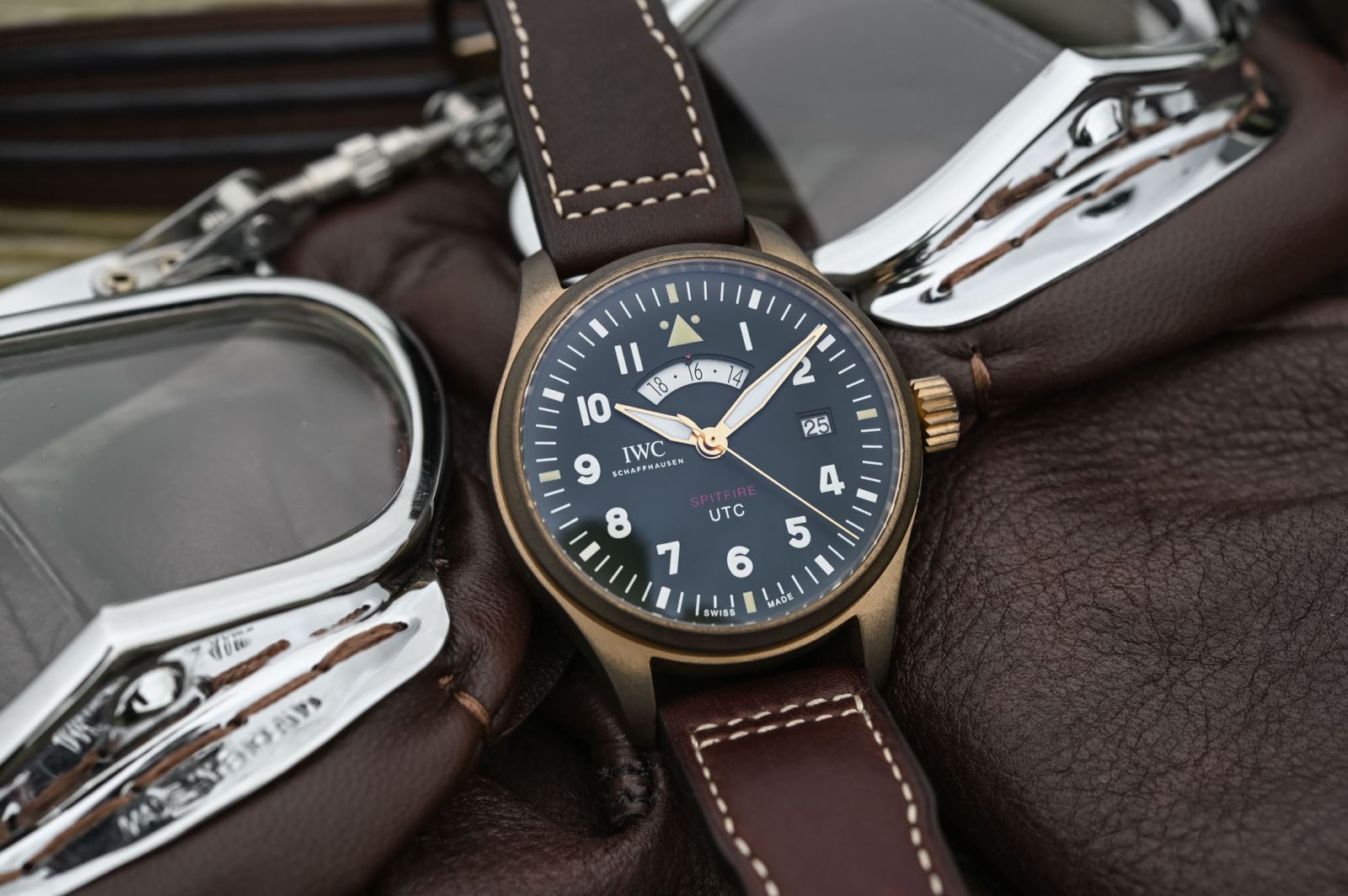 Đồng hồ phi công IWC ’s Pilot UTC Spitfire Edition “MJ271”, tái hiện một mô hình đồng hồ phi công được sản xuất vào năm 1998.