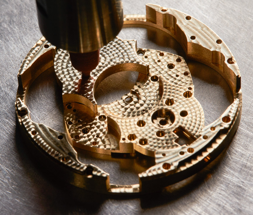 khung xương bằng vàng của bộ máy đồng hồ cơ xa xỉ 