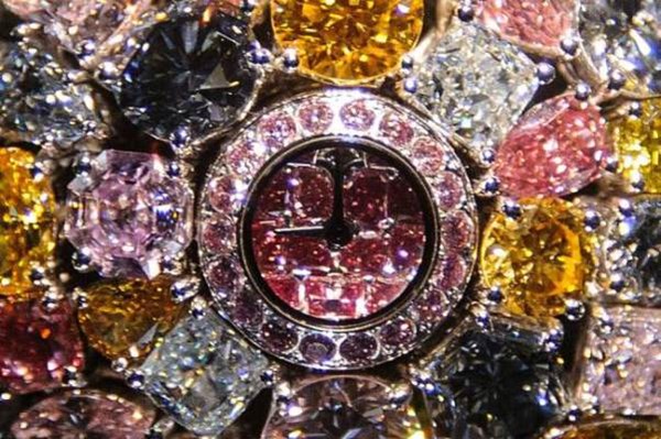 Ngỡ ngàng chiếc đồng hồ nữ hàng hiệu trị giá gần 50 triêu USD