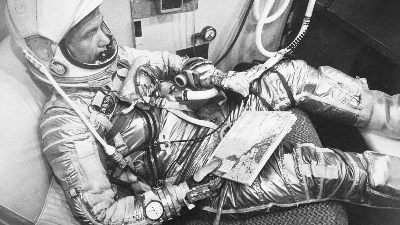 Phi hành gia John Glenn đeo đồng hồ bấm giờ Heuer 2915A trên cổ tay quay quanh Trái đất