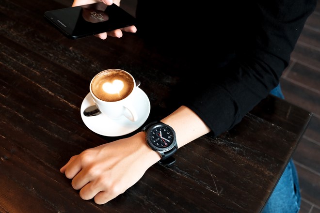 Đồng hồ thông minh Samsung Gear S3 thu hút giới trẻ vì giống đồng hồ truyền thống