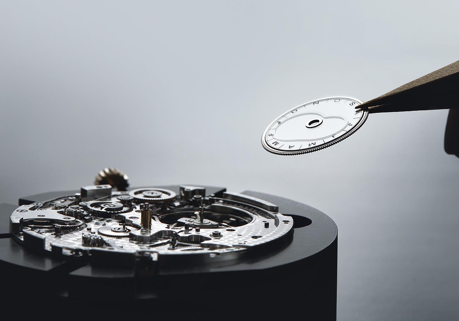 Cam hình quả thận gắn vào đĩa sapphire của đồng hồ phương trình thời gian Breguet