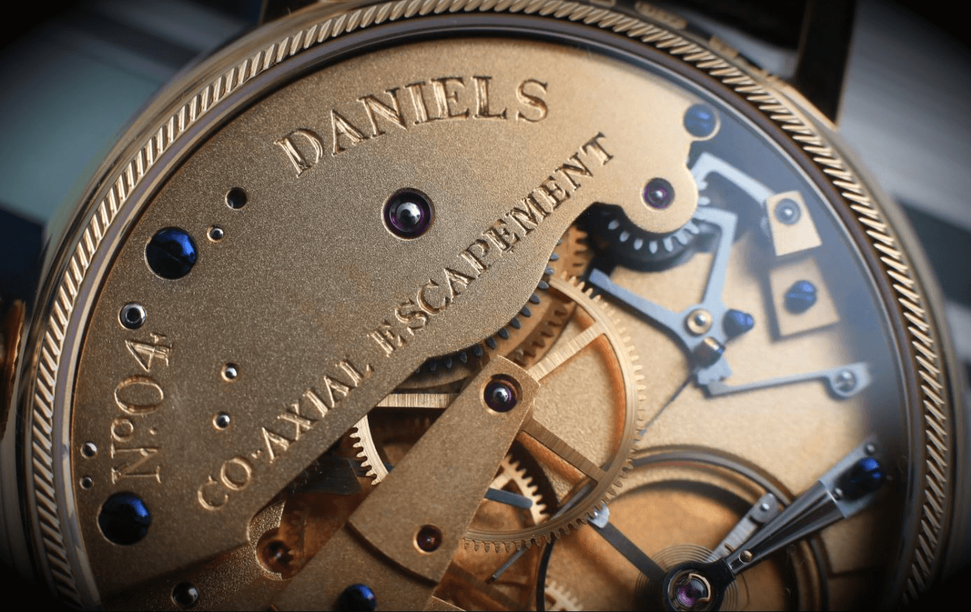 Một bộ thoát đồng trục trong đồng hồ đeo tay Daniels Anniversary
