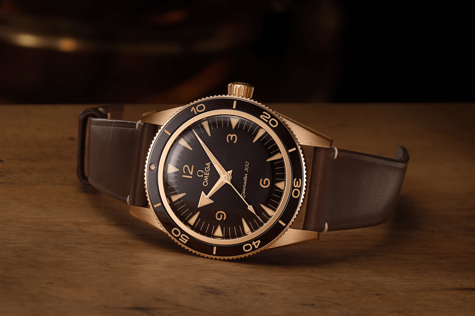 đồng hồ lặn omega seamaster 300 bronze gold màu nâu 234.92.41.21.10.001