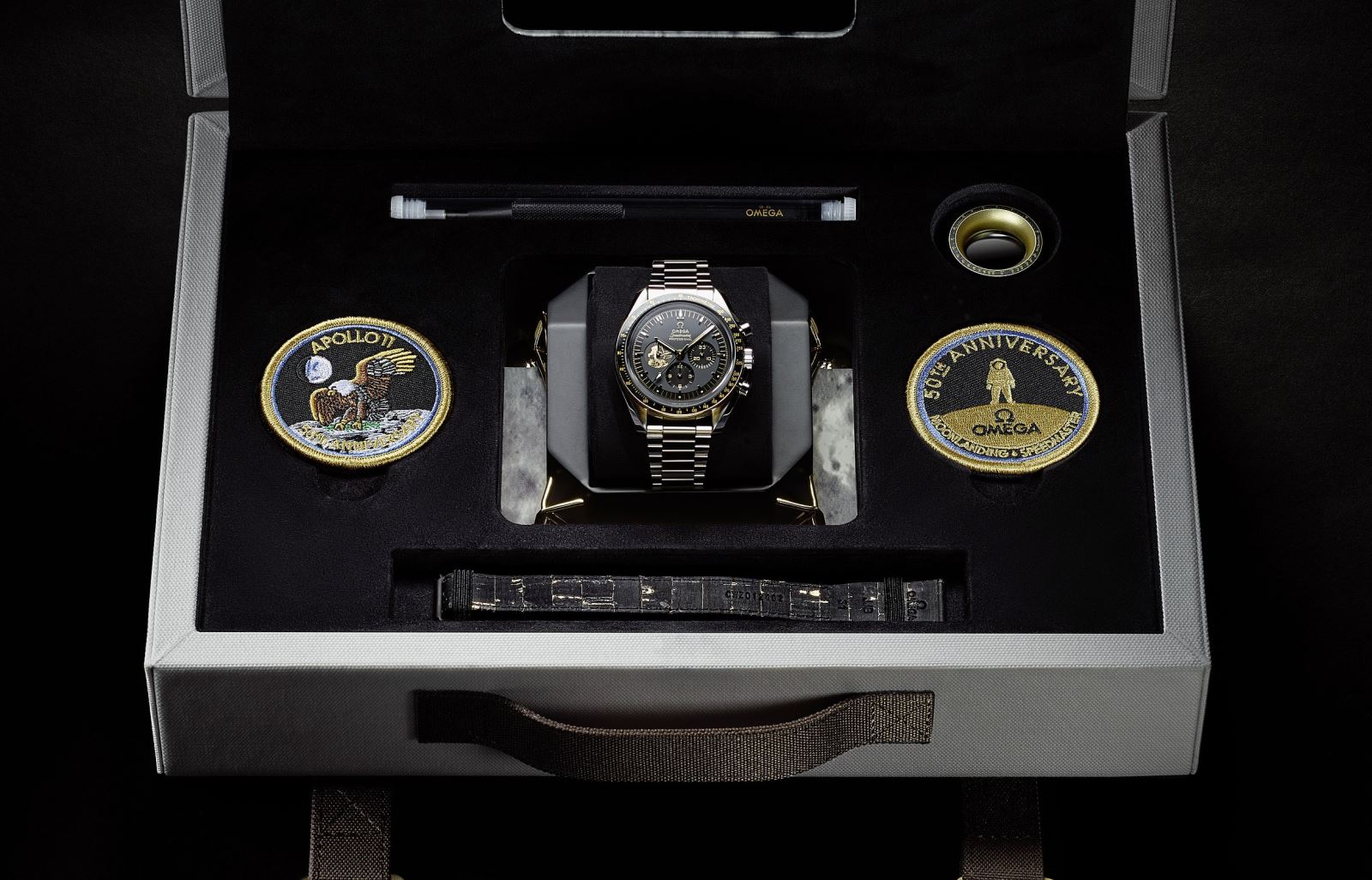 Đồng hồ OMEGA Speedmaster LE trong dịp kỷ niệm 50 năm Apollo 11 với một dây đeo bằng da cũ đi kèm trong hộp. 