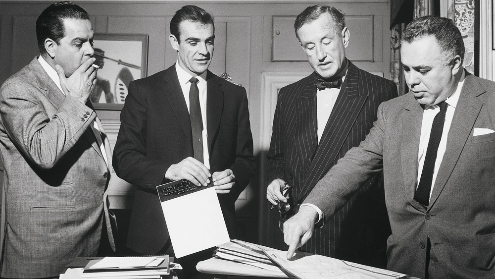 Albert R. Broccoli, Sean Connery, Ian Fleming và Harry Saltzman năm 1962, trên phim trường Dr. No Nguồn ảnh: Danjaq, LLC và United Artists Corporation