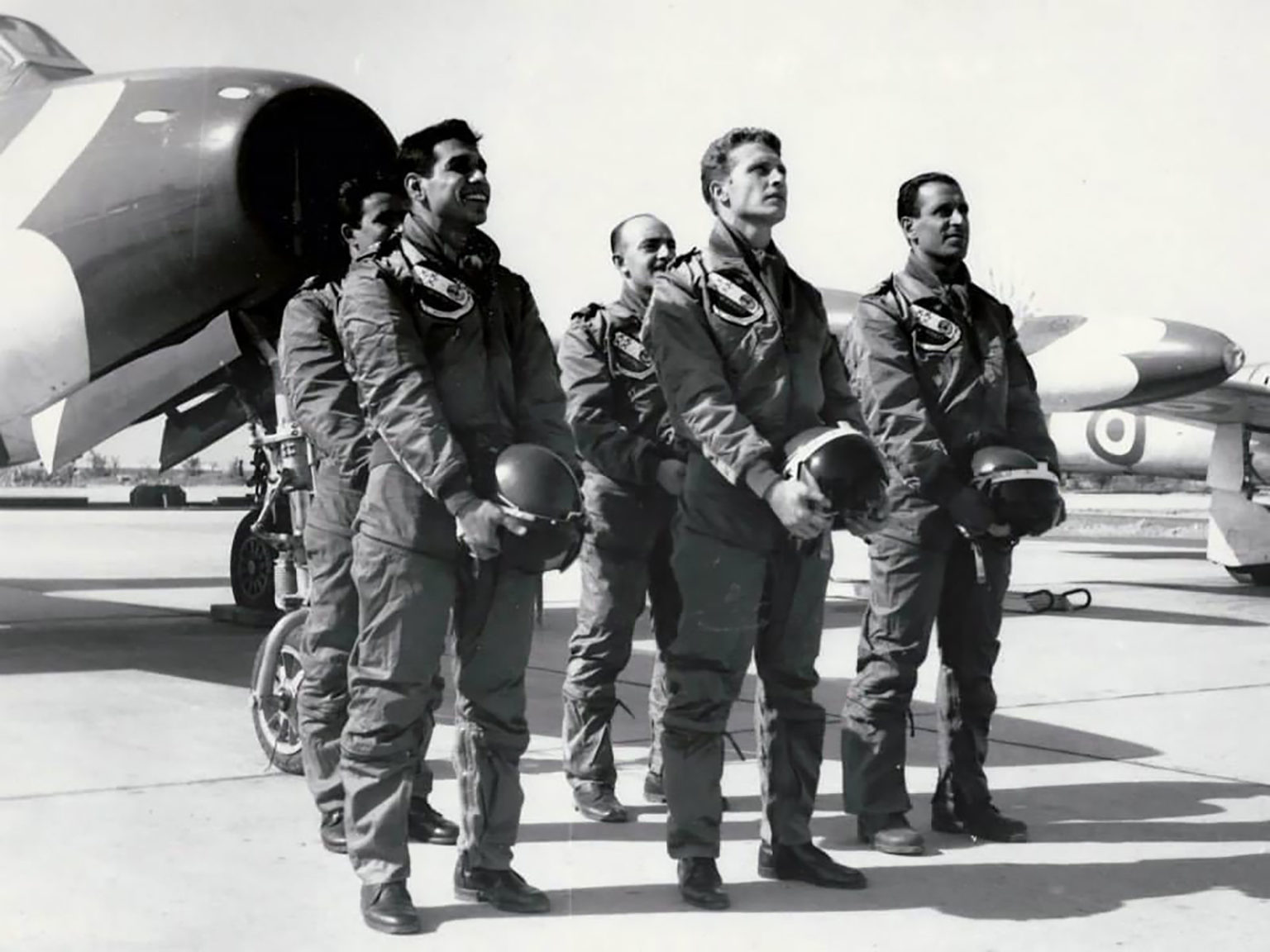 Nader Jahanbani (giữa) với các phi công của Golden Crown