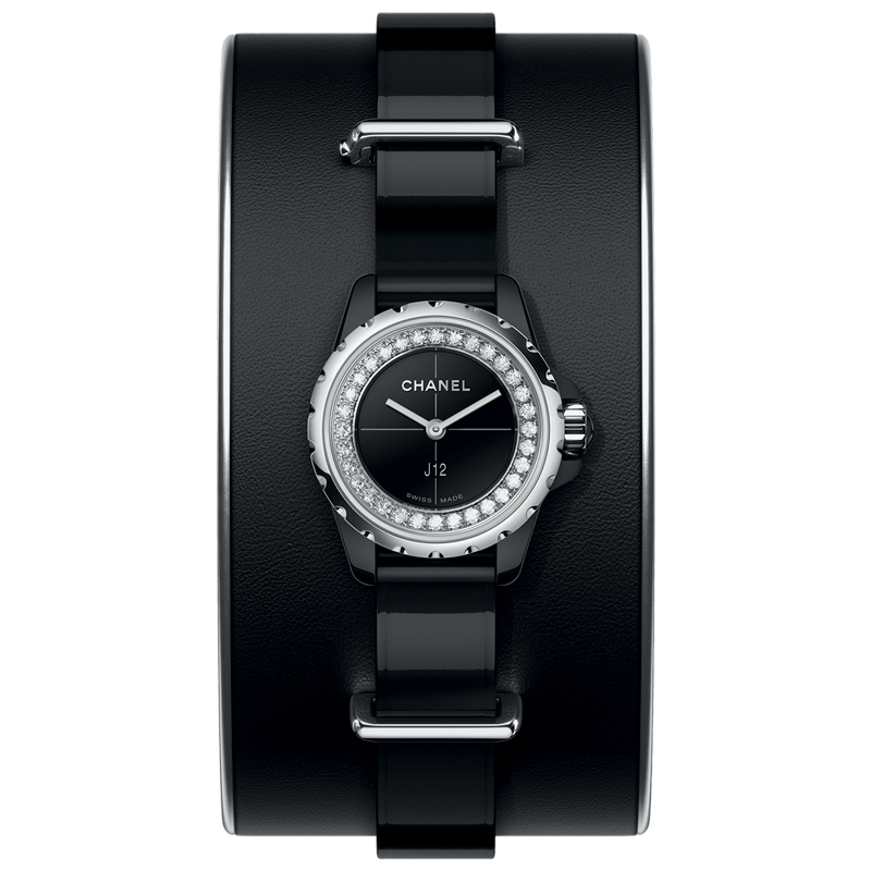 Biến tấu mới nhất của dòng đồng hồ J12 nổi tiếng của nhà Chanel là sự kết hợp những đường nét thể thao khỏe khoắn với sự sang trọng sẵn có.
