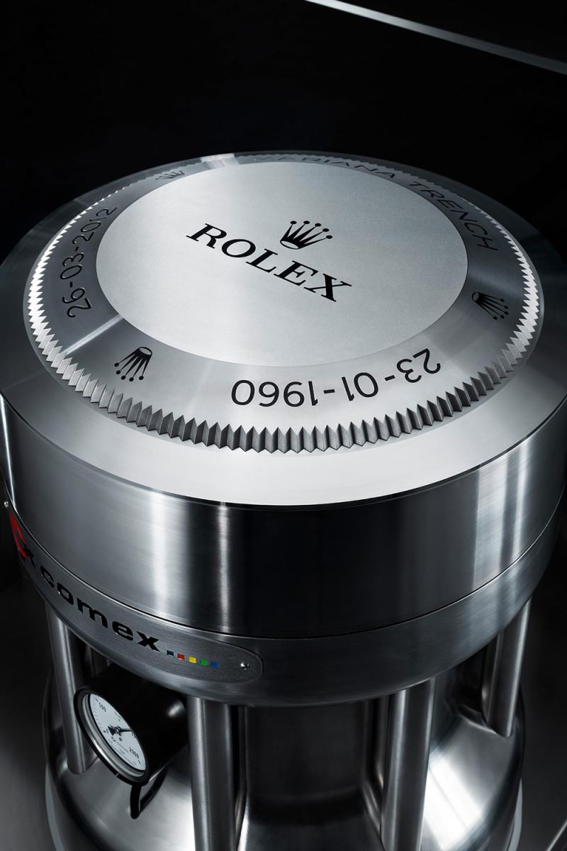 Đồng hồ Rolex bên trong buồng thử nghiệm chống thấm nước.